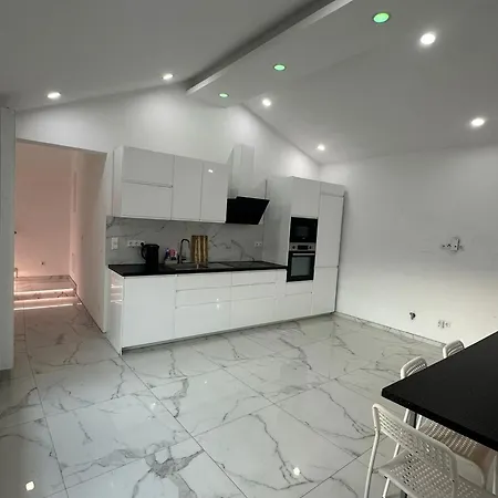 Apartment Apartment *