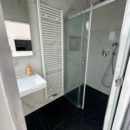 Apartment Apartment *